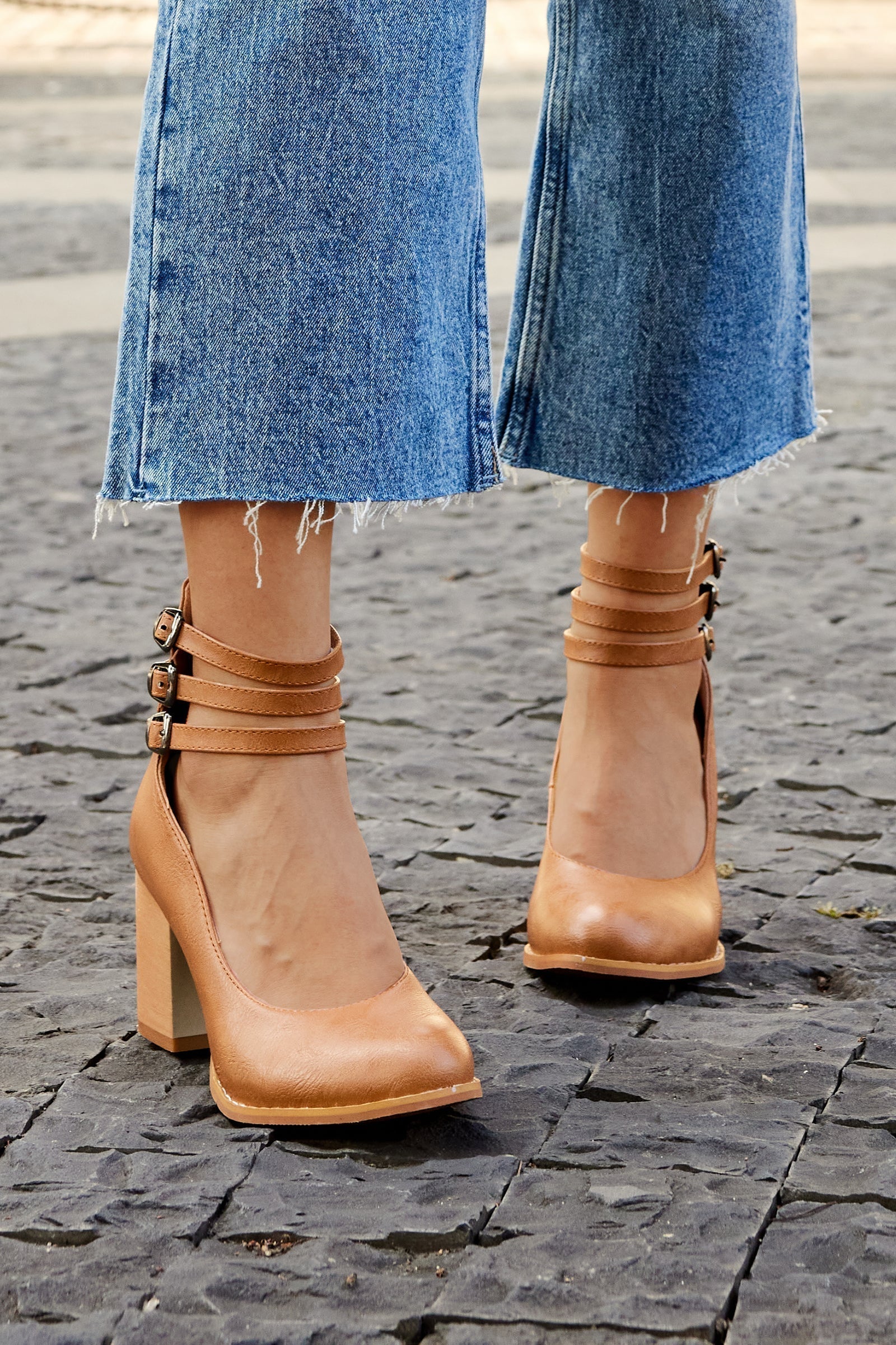 Casilda | Gładkie sandały z paskiem na kostkę i grubym obcasem