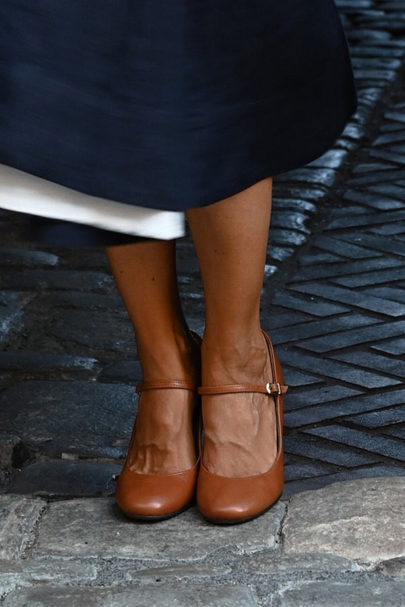 Bravina | Codzienne sandały z paskiem na małym obcasie