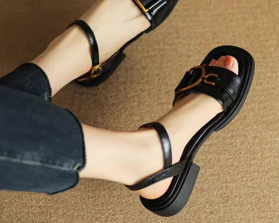 Amara | Płaskie sandały z klamrą™